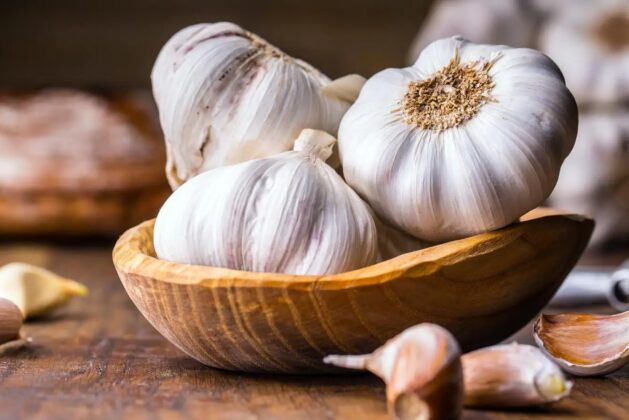 5 benefits of eating garlic every day.- Here are 5 health benefits of eating garlic.