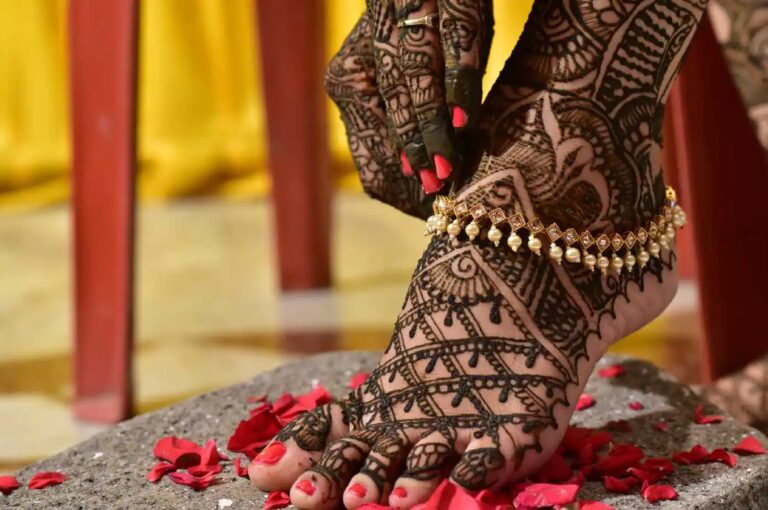 Know how henna or mehandi is good for your skin. Know how henna is beneficial for your skin.
