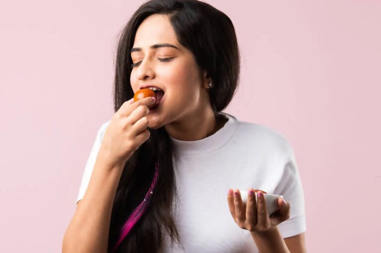 The dangers of eating too much sugar.- Know how too much sugar affects your skin.