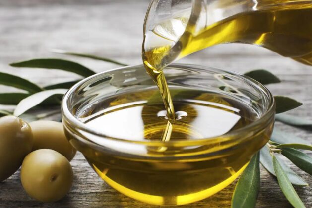 3 DIY Olive Oil Hair Masks to Keep Your Hair Healthy.- Here are 3 olive oil hair masks to protect your hair from dandruff.