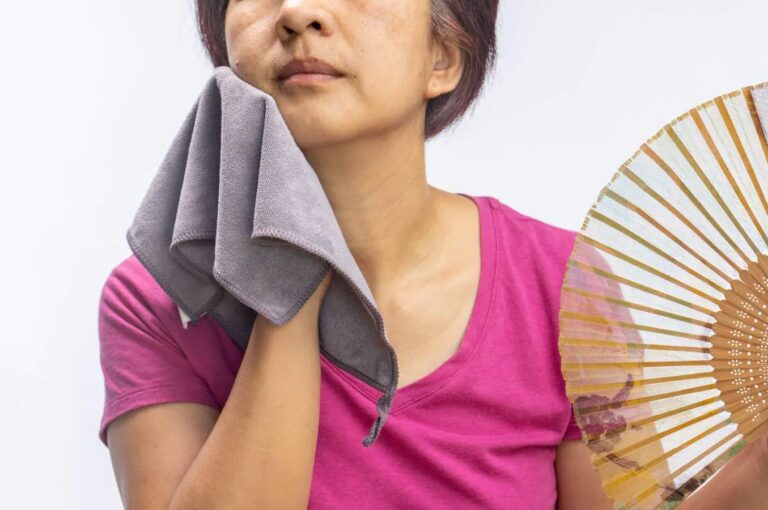 Know how to reduce hot flashes naturally.- Here you know ways to control hot flashes during menopause.