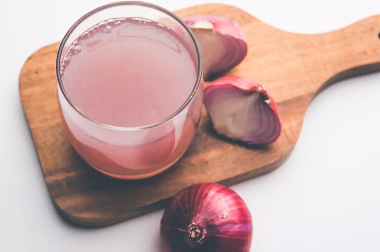 Onion juice benefits by reducing blood sugar.- Onion juice can control blood sugar levels.