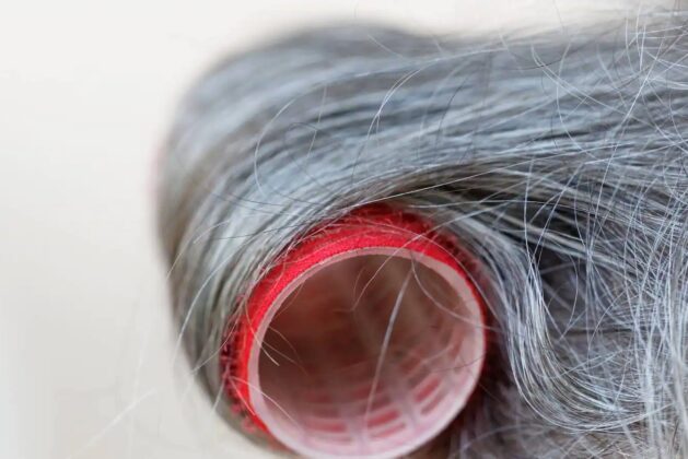 Know what causes white hair at an early age.- Know what causes white hair at an early age.