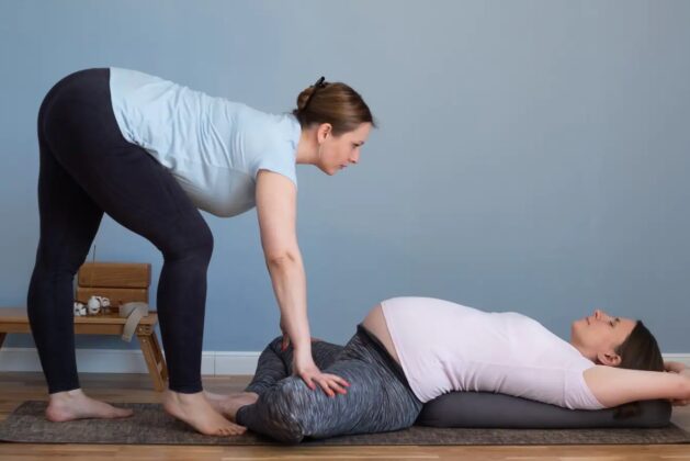 If you choose late pregnancy, try these 5 yoga asanas for normal labor.  5 yoga asanas that will help you give birth normally.