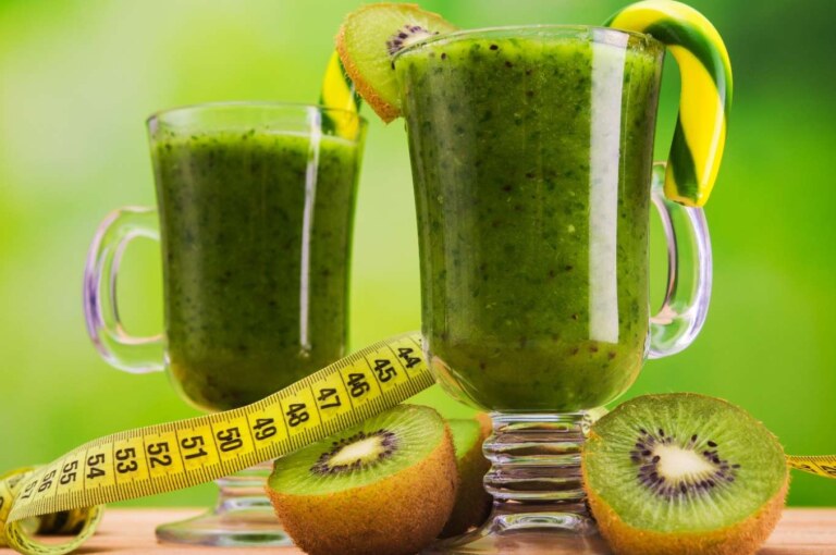 A daily serving of kiwi can give you these amazing benefits.  – Learn how kiwi benefits weight loss and digestive health.