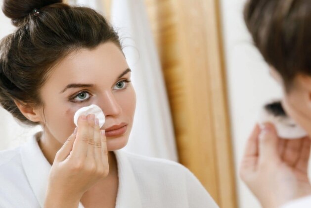 how to remove makeup correctly.- Know the right way to remove makeup.